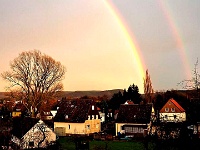 Doppelregenbogen über Bad Harzburg  Nachdem am 4. April gegen 18:40 Uhr ein heftiges Gewitter mit kräftigem Regenschauer über Bad Harzburg gezogen ist, leuchtete ein Doppelregenbogen über der Stadt. Das Foto zeigt den doppelten Regenbogen über Bad Harzburg in Richtung der 500 Meter hohen Bergkulisse (Burgberg u.a.) und Brocken (am rechten Bildrand).